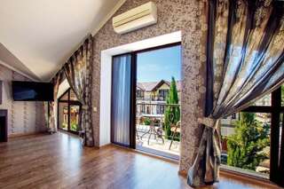 Гостиница Guest House on Kabardinskoy 1 Геленджик Семейный номер с балконом-1