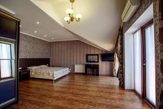 Гостиница Guest House on Kabardinskoy 1 Геленджик Семейный номер с балконом-7