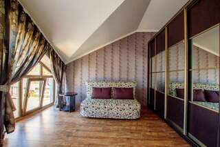 Гостиница Guest House on Kabardinskoy 1 Геленджик Семейный номер с балконом-6